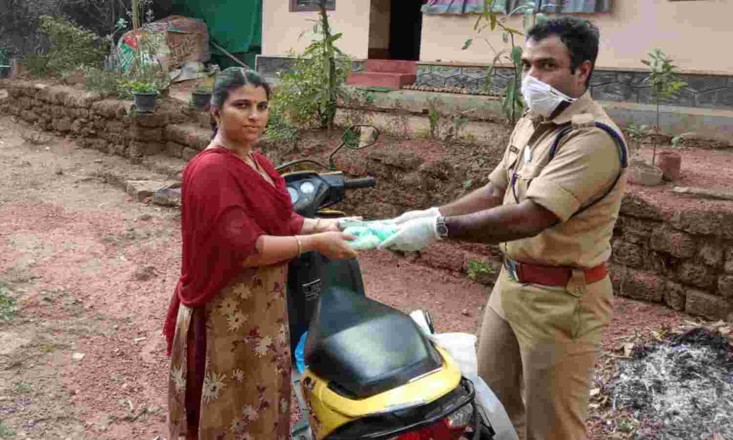 ഗര്ഭിണിക്ക് മരുന്നെത്തിച്ചും അതിഥികളെ അന്നമൂട്ടിയും ഫയര്ഫോഴ്സ് ഗര്ഭിണിക്ക് മരുന്നെത്തിച്ചും അതിഥികളെ അന്നമൂട്ടിയും ഫയര്ഫോഴ്സ്