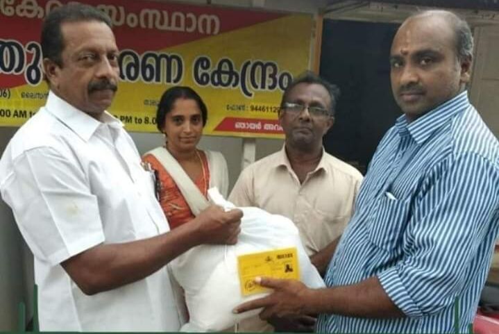 സർക്കാരിൻ്റെ സൗജന്യ കിറ്റ് വിതരണത്തിലും രാഷ്ട്രീയ മുതലെടുപ്പുമായി സിപിഎം സർക്കാരിൻ്റെ സൗജന്യ കിറ്റ് വിതരണത്തിലും രാഷ്ട്രീയ മുതലെടുപ്പുമായി സിപിഎം