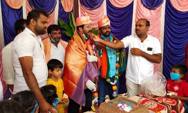 ലോക്ക് ഡൗണ് ലംഘിച്ച് പിറന്നാള് ആഘോഷവുമായി ബിജെപി എംഎല്എ ലോക്ക് ഡൗണ് ലംഘിച്ച് പിറന്നാള് ആഘോഷവുമായി ബിജെപി എംഎല്എ