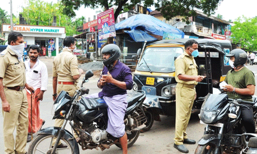 ലോക്ക് ഡൗണ് ലംഘനം: സംസ്ഥാനത്ത് ഇന്ന് 2431 കേസുകള്; 2236 അറസ്റ്റ്; പിടിച്ചെടുത്തത് 1634 വാഹനങ്ങള് ലോക്ക് ഡൗണ് ലംഘനം: സംസ്ഥാനത്ത് ഇന്ന് 2431 കേസുകള്; 2236 അറസ്റ്റ്; പിടിച്ചെടുത്തത് 1634 വാഹനങ്ങള്