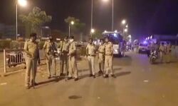 സ്വദേശത്തേക്ക് മടങ്ങണം: ഗുജറാത്തില് കുടിയേറ്റ തൊഴിലാളികള് തെരുവിലിറങ്ങി; നിരവധി വാഹനങ്ങള് അഗ്നിക്കിരയാക്കി സ്വദേശത്തേക്ക് മടങ്ങണം: ഗുജറാത്തില് കുടിയേറ്റ തൊഴിലാളികള് തെരുവിലിറങ്ങി; നിരവധി വാഹനങ്ങള് അഗ്നിക്കിരയാക്കി