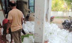 തീരദേശവാസികള്‍ക്ക് ആശ്വാസമായി പച്ചക്കറിക്കിറ്റ് വിതരണം