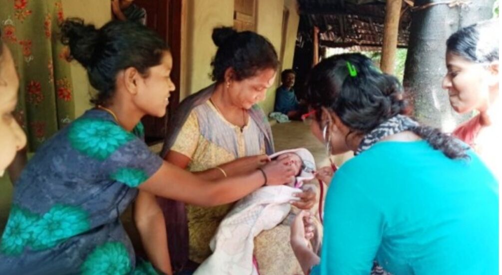 കാട്ടിലൂടെ 40 കിലോമീറ്റർ സഞ്ചരിച്ച് ഡോക്ടർമാർ; ലക്ഷ്മിയും കുഞ്ഞും സുരക്ഷിതർ കാട്ടിലൂടെ 40 കിലോമീറ്റർ സഞ്ചരിച്ച് ഡോക്ടർമാർ; ലക്ഷ്മിയും കുഞ്ഞും സുരക്ഷിതർ