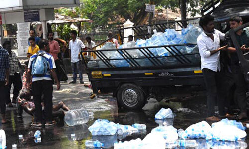 വിശന്ന് ഭക്ഷണം കാത്തു നിന്നവര്ക്കിടയിലേക്ക് മിനി വാന് പാഞ്ഞുകയറി; നിരവധി പേര്ക്ക് പരിക്ക് വിശന്ന് ഭക്ഷണം കാത്തു നിന്നവര്ക്കിടയിലേക്ക് മിനി വാന് പാഞ്ഞുകയറി; നിരവധി പേര്ക്ക് പരിക്ക്