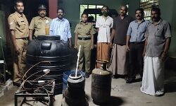 മാളയില്‍ ആളൊഴിഞ്ഞ പറമ്പില്‍ പ്രവര്‍ത്തിച്ച വാറ്റ് കേന്ദ്രം എക്‌സൈസ് സംഘം തകര്‍ത്തു