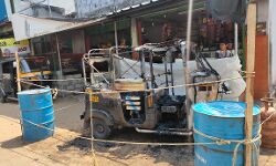 താനൂര്‍ തീരദേശത്ത് വീണ്ടും അക്രമം: ട്രോമാ കെയര്‍ പ്രവര്‍ത്തകന്റെ ഓട്ടോറിക്ഷ കത്തിച്ച നിലയില്‍