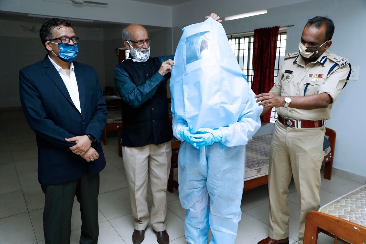 കൊവിഡ് പ്രതിരോധം; പോലിസുകാര്ക്ക് പേഴ്സണല് പ്രൊട്ടക്ഷന് എക്യൂപ്മെന്റ് ലഭ്യമാക്കി കൊവിഡ് പ്രതിരോധം; പോലിസുകാര്ക്ക് പേഴ്സണല് പ്രൊട്ടക്ഷന് എക്യൂപ്മെന്റ് ലഭ്യമാക്കി