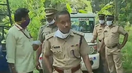 നോക്കുകൂലി: ചുമട്ടുതൊഴിലാളികളുടെ കാര്ഡ് സസ്പെന്ഡ് ചെയ്തു നോക്കുകൂലി: ചുമട്ടുതൊഴിലാളികളുടെ കാര്ഡ് സസ്പെന്ഡ് ചെയ്തു