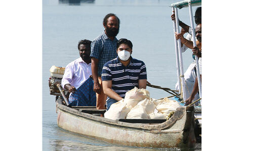 ലോക്ക് ഡൗണില് ഒറ്റപ്പെട്ട് താന്തോന്നിത്തുരുത്ത്; സഹായഹസ്തവുമായി എറണാകുളം ജില്ലാ കലക്ടര് ലോക്ക് ഡൗണില് ഒറ്റപ്പെട്ട് താന്തോന്നിത്തുരുത്ത്; സഹായഹസ്തവുമായി എറണാകുളം ജില്ലാ കലക്ടര്