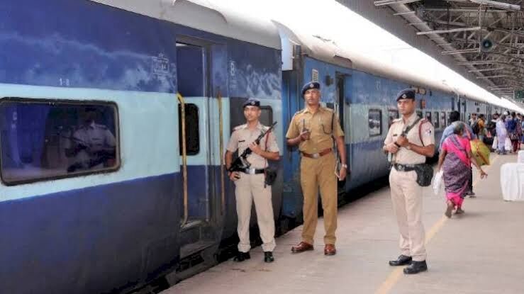 ട്രെയിനിൽ ഒളിച്ചുകടന്ന് കേരളത്തിലെത്തിയ റെയിൽവേ ജീവനക്കാരെ പിടികൂടി ട്രെയിനിൽ ഒളിച്ചുകടന്ന് കേരളത്തിലെത്തിയ റെയിൽവേ ജീവനക്കാരെ പിടികൂടി