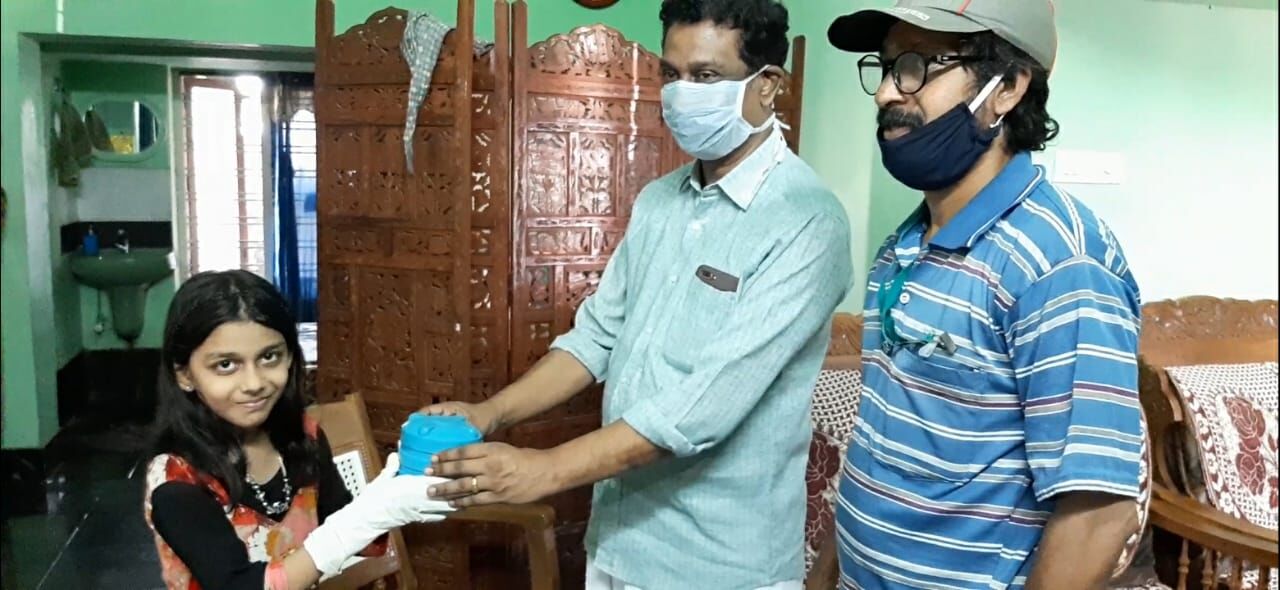 മൂന്നാം ക്ലാസുകാരി അമേയ മുഖ്യമന്ത്രിയുടെ ദുരിതാശ്വാസ നിധിയിലേക്ക് സംഭാവന നല്കി മൂന്നാം ക്ലാസുകാരി അമേയ മുഖ്യമന്ത്രിയുടെ ദുരിതാശ്വാസ നിധിയിലേക്ക് സംഭാവന നല്കി
