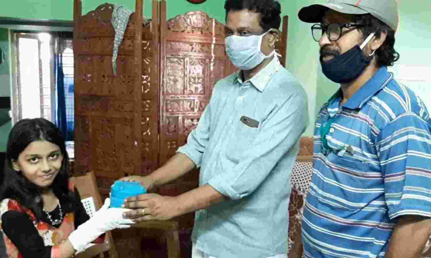 മൂന്നാം ക്ലാസുകാരി അമേയ മുഖ്യമന്ത്രിയുടെ ദുരിതാശ്വാസ നിധിയിലേക്ക് സംഭാവന നല്‍കി