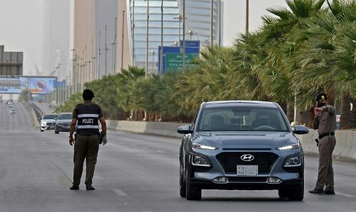കര്‍ഫ്യൂ ഘട്ടത്തില്‍ യാത്ര ചെയ്യുന്നതിന് വ്യാജ അനുമതിപത്രം വില്‍പന നടത്തിയ നാലംഗ സംഘം പിടിയില്‍