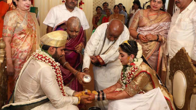 ലോക്ക്ഡൗണ് ലംഘിച്ച് കര്ണാടക മുന് മുഖ്യമന്ത്രിയുടെ മകന്റെ വിവാഹം ലോക്ക്ഡൗണ് ലംഘിച്ച് കര്ണാടക മുന് മുഖ്യമന്ത്രിയുടെ മകന്റെ വിവാഹം