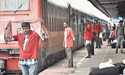 ലോക്ക് ഡൗണ്‍: റെയില്‍വേ പോര്‍ട്ടര്‍മാര്‍ക്ക് സഹായ പദ്ധതി വേണമെന്ന് എ എം ആരിഫ് എംപി