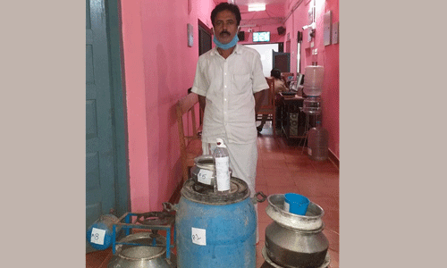 വീട്ടില്‍ ചാരായം വാറ്റിയ ഗൃഹനാഥന്‍ അറസ്റ്റില്‍