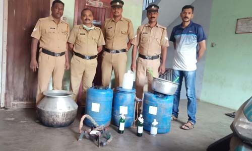 എക്സൈസ് റെയ്ഡ്; ചാരായവും, വാഷും, വാറ്റുപകരണങ്ങളും പിടികൂടി എക്സൈസ് റെയ്ഡ്; ചാരായവും, വാഷും, വാറ്റുപകരണങ്ങളും പിടികൂടി
