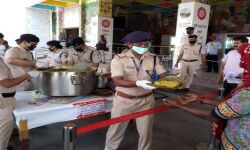 ലോക്ക് ഡൗണ്‍: രണ്ട് ദശലക്ഷം സൗജന്യഭക്ഷണപ്പൊതികള്‍ വിതരണംചെയ്ത് റെയില്‍വേ