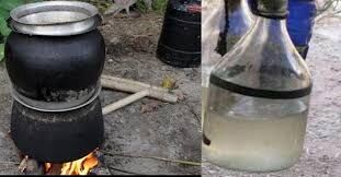 വീട്ടിൽ ചാരായവാറ്റ്: കോടയുമായി രണ്ടുപേർ പിടിയിൽ