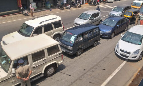 വാഹനങ്ങള് കൂട്ടത്തോടെ റോഡില്; പരിശോധനക്ക് സബ് കലക്ടര് നേരിട്ടെത്തി വാഹനങ്ങള് കൂട്ടത്തോടെ റോഡില്; പരിശോധനക്ക് സബ് കലക്ടര് നേരിട്ടെത്തി