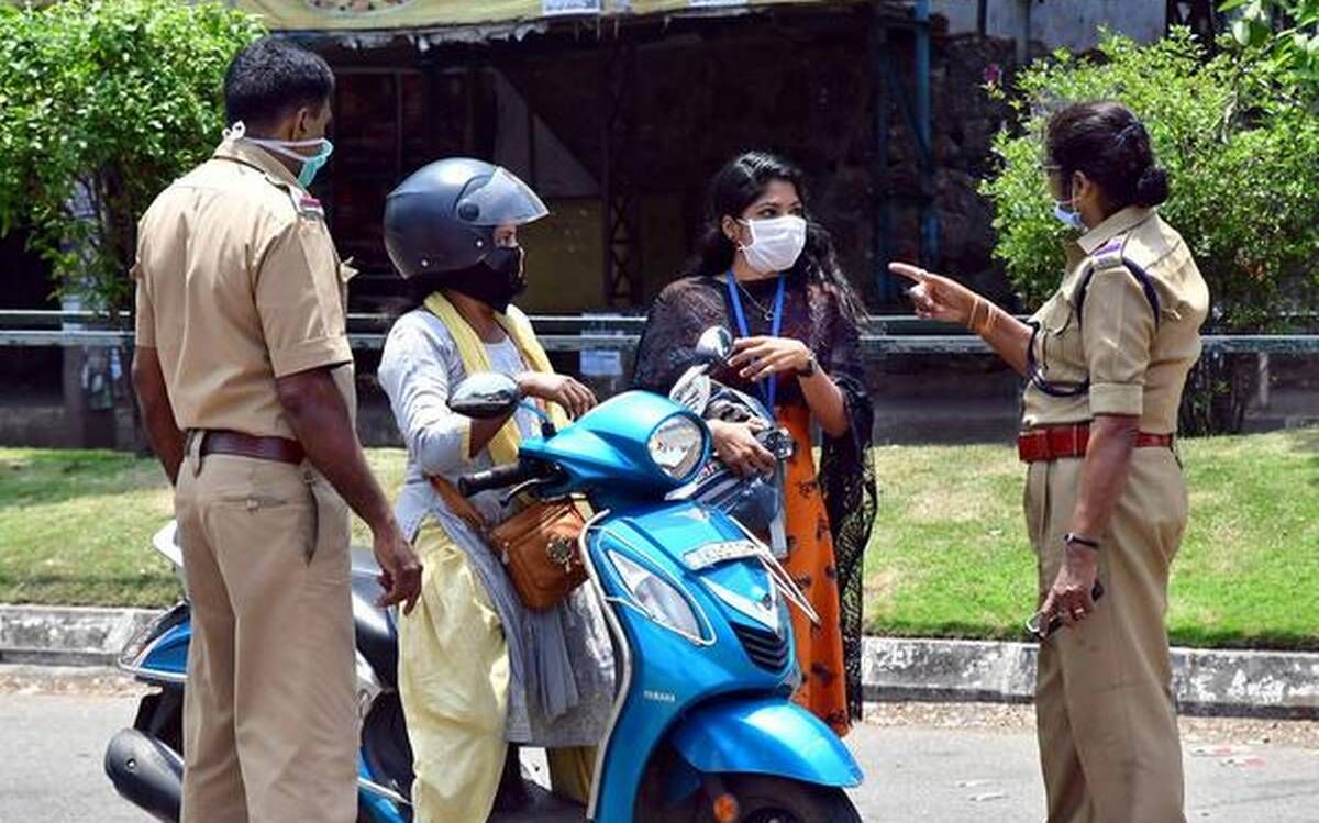 ലോക്ക് ഡൗണ് ലംഘനം: സംസ്ഥാനത്ത് ഇന്ന് 2464 കേസുകള്; 2120 അറസ്റ്റ്, പിടിച്ചെടുത്തത് 1939 വാഹനങ്ങള് ലോക്ക് ഡൗണ് ലംഘനം: സംസ്ഥാനത്ത് ഇന്ന് 2464 കേസുകള്; 2120 അറസ്റ്റ്, പിടിച്ചെടുത്തത് 1939 വാഹനങ്ങള്