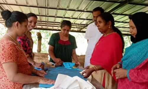 പുണ്യ കോട്ടണ് ബാഗ് നിര്മാണ യൂനിറ്റ് പുത്തന്ചിറ ഗ്രാമപ്പഞ്ചായത്തിന് സൗജന്യമായി മാസ്കുകള് നിര്മിച്ച് നല്കി പുണ്യ കോട്ടണ് ബാഗ് നിര്മാണ യൂനിറ്റ് പുത്തന്ചിറ ഗ്രാമപ്പഞ്ചായത്തിന് സൗജന്യമായി മാസ്കുകള് നിര്മിച്ച് നല്കി