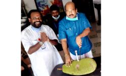 കൊവിഡ് കാലത്ത് ചക്ക മുറിച്ച് പിറന്നാളാഘോഷം കൊവിഡ് കാലത്ത് ചക്ക മുറിച്ച് പിറന്നാളാഘോഷം