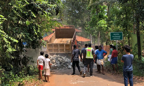 കോഴിക്കോട്-മലപ്പുറം അതിര്‍ത്തി റോഡുകള്‍ പോലിസ് കല്ലിട്ട് അടച്ചു