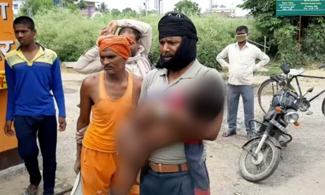 ആംബുലന്സ് നിഷേധിച്ചു; ആശുപത്രിയിലേക്ക് ബൈക്കില് കൊണ്ടുപോയ കുഞ്ഞ് മരിച്ചു ആംബുലന്സ് നിഷേധിച്ചു; ആശുപത്രിയിലേക്ക് ബൈക്കില് കൊണ്ടുപോയ കുഞ്ഞ് മരിച്ചു