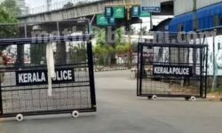 മകളെ ഭക്ഷ്യവസ്തുക്കൾ എത്തിക്കുന്ന വാഹനത്തിൽ വീട്ടിലെത്തിച്ചു; മാതാപിതാക്കൾക്കും ഡ്രൈവർക്കുമെതിരെ കേസ്