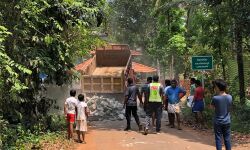 കോഴിക്കോട്-മലപ്പുറം അതിര്ത്തി റോഡുകള് പോലിസ് കല്ലിട്ട് അടച്ചു കോഴിക്കോട്-മലപ്പുറം അതിര്ത്തി റോഡുകള് പോലിസ് കല്ലിട്ട് അടച്ചു