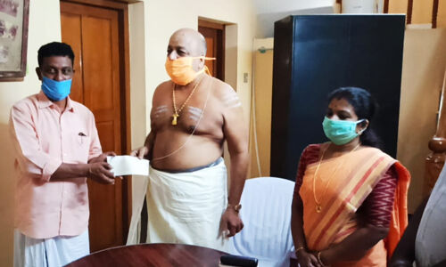 പിറന്നാള് ആഘോഷത്തിനു വച്ച പണം മുഖ്യമന്ത്രിയുടെ ദുരിതാശ്വാസ നിധിയിലേക്ക് നല്കി പാമ്പുംമേക്കാട്ട് മന കാരണവര് പിറന്നാള് ആഘോഷത്തിനു വച്ച പണം മുഖ്യമന്ത്രിയുടെ ദുരിതാശ്വാസ നിധിയിലേക്ക് നല്കി പാമ്പുംമേക്കാട്ട് മന കാരണവര്