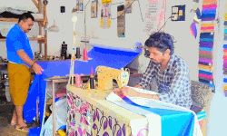 കൊവിഡ് വാര്‍ഡിലേക്ക് കവറുകള്‍ നിര്‍മ്മിച്ച് നല്‍കുന്നത് പുത്തന്‍ചിറയില്‍ നിന്ന്