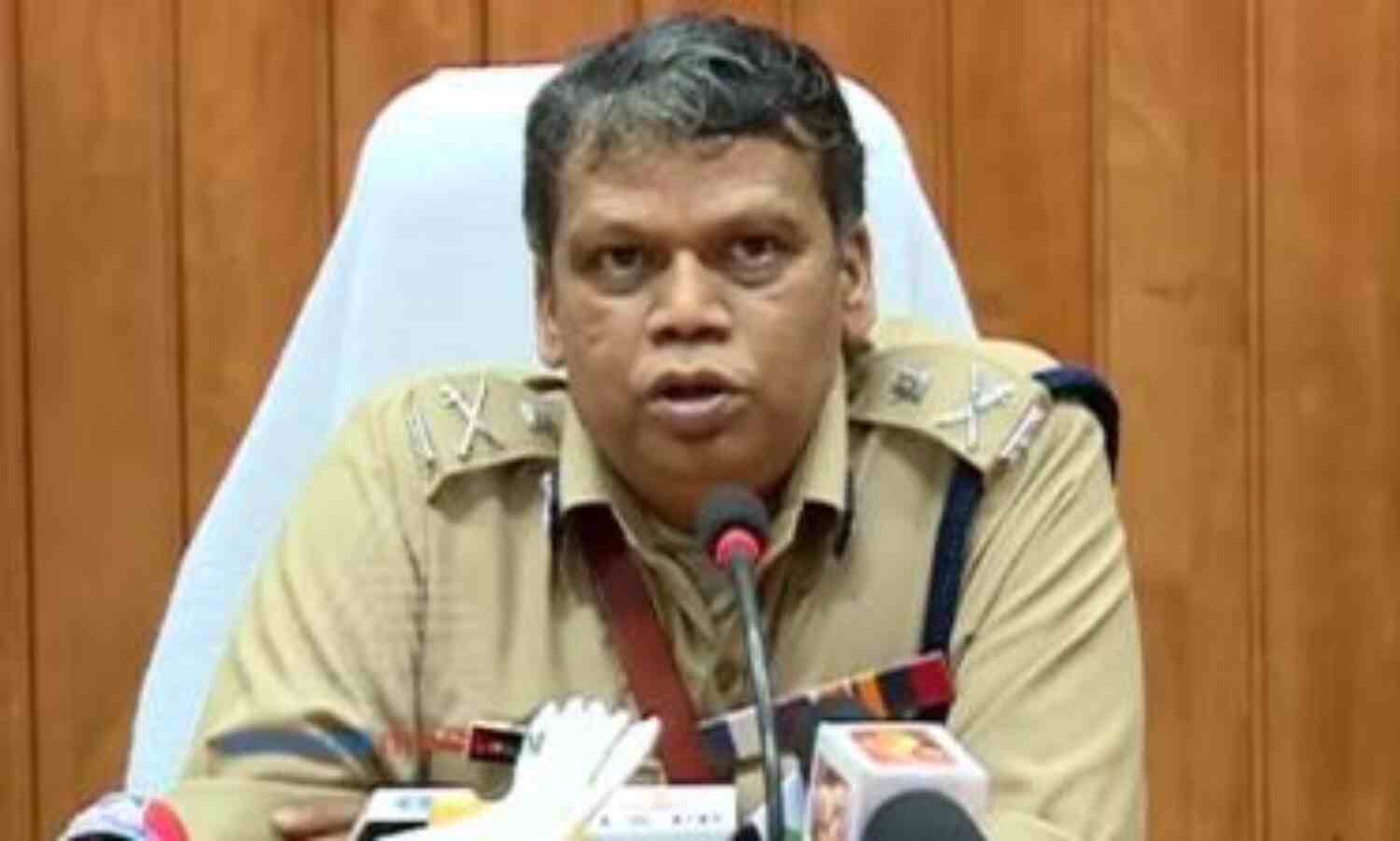 പൊതുസ്ഥലങ്ങളിൽ മാസ്ക് ധരിക്കുന്നത് നിർബന്ധമാക്കി: ഡിജിപി പൊതുസ്ഥലങ്ങളിൽ മാസ്ക് ധരിക്കുന്നത് നിർബന്ധമാക്കി: ഡിജിപി