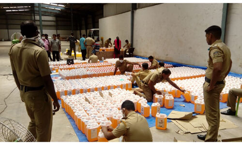 എറണാകുളത്ത് വന് സ്പിരിറ്റ് വേട്ട; 8,500 ഓളം ലിറ്റര് പിടിച്ചെടുത്തു, രണ്ടു പേര് പിടിയില് എറണാകുളത്ത് വന് സ്പിരിറ്റ് വേട്ട; 8,500 ഓളം ലിറ്റര് പിടിച്ചെടുത്തു, രണ്ടു പേര് പിടിയില്