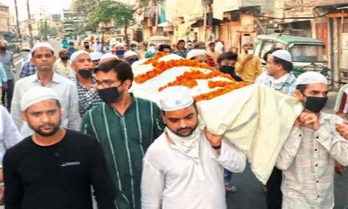 ക്ഷേത്രപുരോഹിതന്റെ ശവമഞ്ചവും തോളിലേറ്റി നോമ്പുകാരായ മുസ്‌ലിം യുവാക്കള്‍