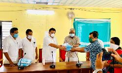 മേലടി കമ്മ്യൂണിറ്റി ഹെല്‍ത്ത് സെന്ററിന് അബുദബി ഇന്‍കാസ് കോഴിക്കോട് ജില്ല കമ്മിറ്റി മാസ്‌കുകള്‍ കൈമാറി