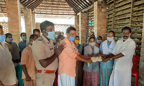 ദുരിതമനുഭവിക്കുന്നവര്ക്ക് കളിമണ് തൊഴിലാളികളുടെ കൈത്താങ്ങ് ദുരിതമനുഭവിക്കുന്നവര്ക്ക് കളിമണ് തൊഴിലാളികളുടെ കൈത്താങ്ങ്