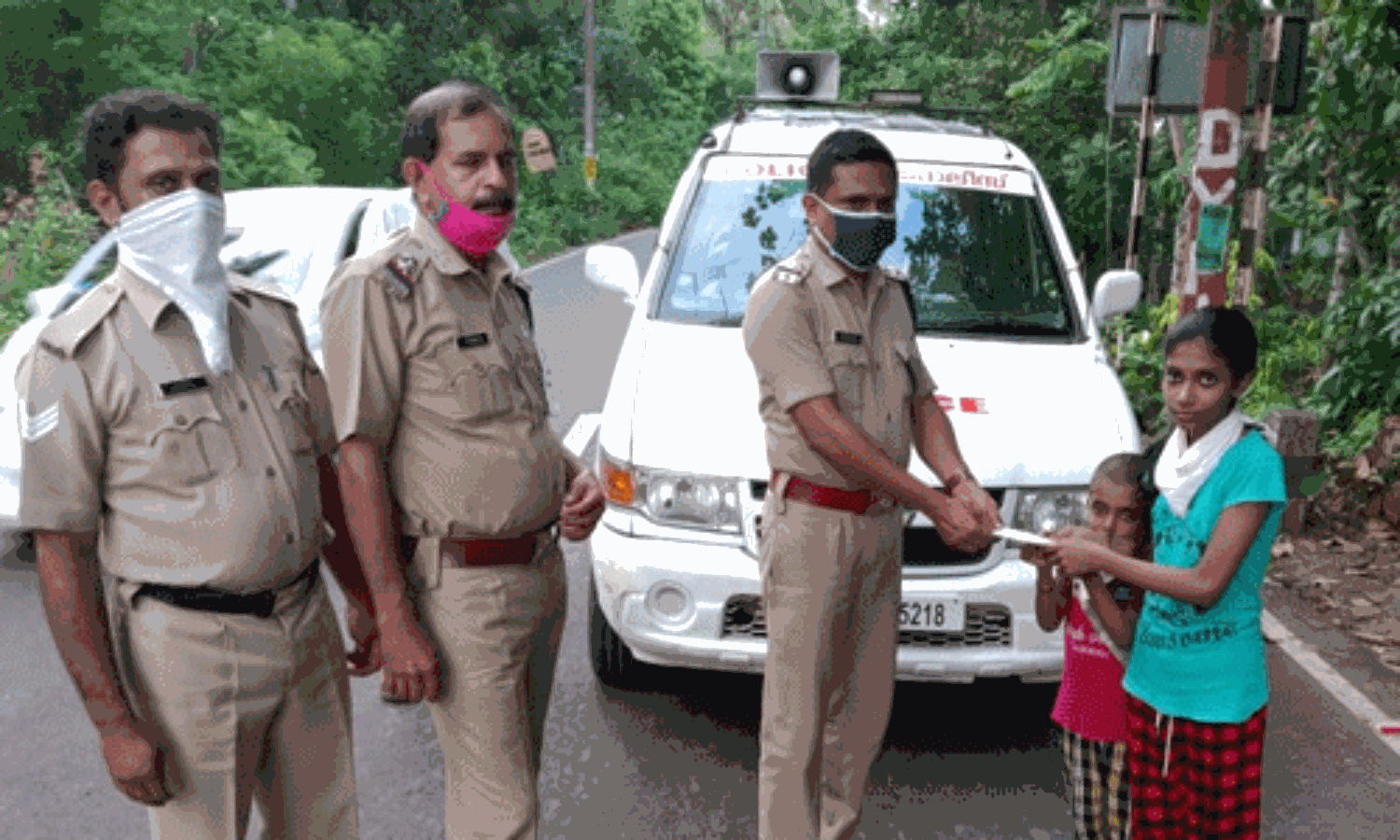 കൊച്ച് കാര്യങ്ങള്ക്കായി കൂട്ടിവെച്ച തുക ദുരിതാശ്വാസ നിധിയിലേക്ക് നല്കി സായൂജ്യയും കുഞ്ഞനുജന് സായന്ദും കൊച്ച് കാര്യങ്ങള്ക്കായി കൂട്ടിവെച്ച തുക ദുരിതാശ്വാസ നിധിയിലേക്ക് നല്കി സായൂജ്യയും കുഞ്ഞനുജന് സായന്ദും