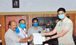 റാഫിന്റെ ദുരിതാശ്വാസ ഫണ്ട് കലക്ടര്‍ക്ക് കൈമാറി