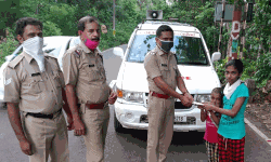 കൊച്ച് കാര്യങ്ങള്‍ക്കായി കൂട്ടിവെച്ച തുക ദുരിതാശ്വാസ നിധിയിലേക്ക് നല്‍കി സായൂജ്യയും കുഞ്ഞനുജന്‍ സായന്ദും