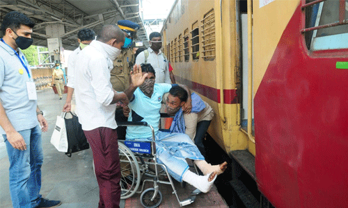 സംസ്ഥാനത്തിന് പുറത്തേക്ക് യാത്രചെയ്യുന്നവര് എമര്ജന്സി ട്രാവല് പാസ് എടുക്കണം സംസ്ഥാനത്തിന് പുറത്തേക്ക് യാത്രചെയ്യുന്നവര് എമര്ജന്സി ട്രാവല് പാസ് എടുക്കണം
