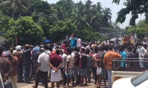 ഇതര സംസ്ഥാന തൊഴിലാളികള് ദേശീയപാത ഉപരോധിച്ചു (വീഡിയോ) ഇതര സംസ്ഥാന തൊഴിലാളികള് ദേശീയപാത ഉപരോധിച്ചു (വീഡിയോ)