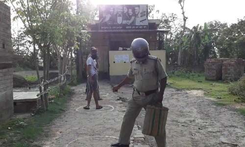 മദ്യം വാങ്ങാന്‍ യൂനിഫോമില്‍ സഞ്ചിയുമായി; സോഷ്യല്‍ മീഡിയയില്‍ വൈറലായി പോലിസുകാരന്റെ ചിത്രം