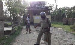 മദ്യം വാങ്ങാന്‍ യൂനിഫോമില്‍ സഞ്ചിയുമായി; സോഷ്യല്‍ മീഡിയയില്‍ വൈറലായി പോലിസുകാരന്റെ ചിത്രം