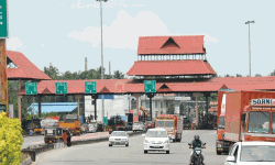 പാലിയേക്കരയില്‍ വാഹനം ക്രോസ് ബാര്‍ തകര്‍ത്ത് കടന്നുപോയ സംഭവം: പോലിസ് കേസെടുത്തു