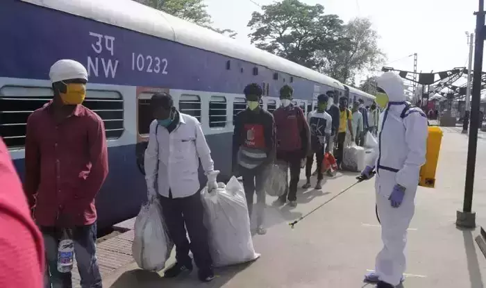 ഗുജറാത്തില്‍ കുടുങ്ങിയ മലയാളികള്‍ക്കായി കേരളത്തിലേക്ക് പ്രത്യേക തീവണ്ടി