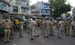 ഗുജറാത്തില്‍ ലോക്ക്ഡൗണ്‍ നിയന്ത്രണങ്ങള്‍ക്കിടെ പോലിസ് ഉദ്യോഗസ്ഥര്‍ക്ക് നേരെ കല്ലേറ്; 15 പേര്‍ കസ്റ്റഡിയില്‍