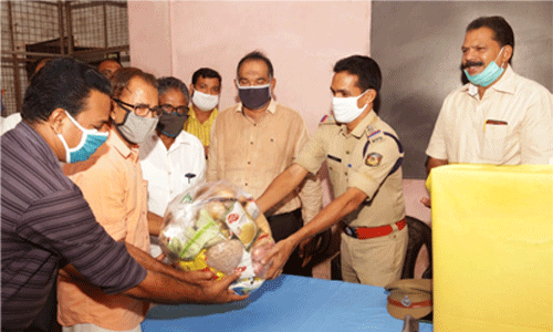 മാധ്യമ പ്രവര്‍ത്തകര്‍ക്ക് ഭക്ഷ്യധാന്യ കിറ്റ് വിതരണം നടത്തി