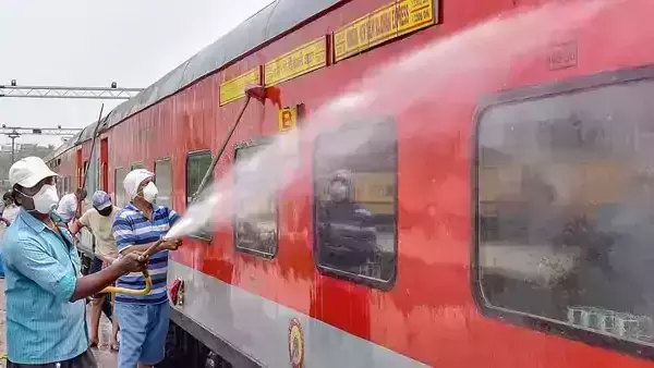 ട്രെയിനില് കേരളത്തിലേക്ക് എത്തുന്നവര്ക്കും പാസ് നിര്ബന്ധം; പാസില്ലാതെ എത്തുന്നവര്ക്ക് നിര്ബന്ധിത ഇന്സ്റ്റിറ്റിയൂഷണല് ക്വാറന്റീന് ട്രെയിനില് കേരളത്തിലേക്ക് എത്തുന്നവര്ക്കും പാസ് നിര്ബന്ധം; പാസില്ലാതെ എത്തുന്നവര്ക്ക് നിര്ബന്ധിത ഇന്സ്റ്റിറ്റിയൂഷണല് ക്വാറന്റീന്